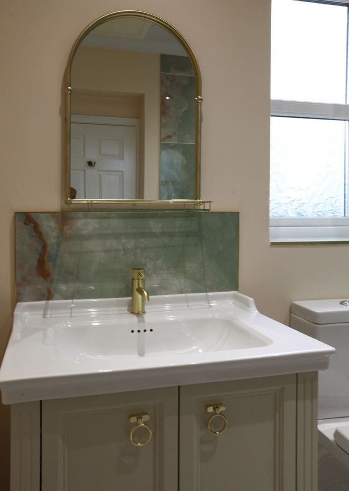 This is an example of a small traditional ensuite half tiled bathroom in Essex with shaker cabinets, a walk-in shower, a one-piece toilet, green tiles, porcelain tiles, pink walls, porcelain flooring, grey floors, an open shower, a wall niche, a single sink and a freestanding vanity unit.