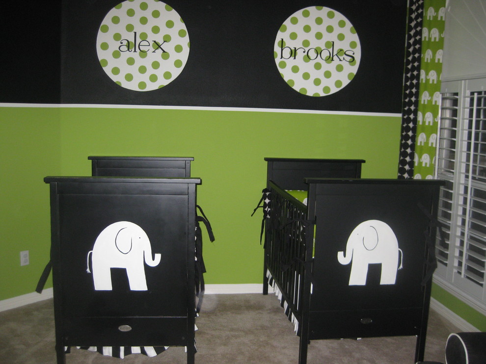 Example of a transitional home design design in Dallas