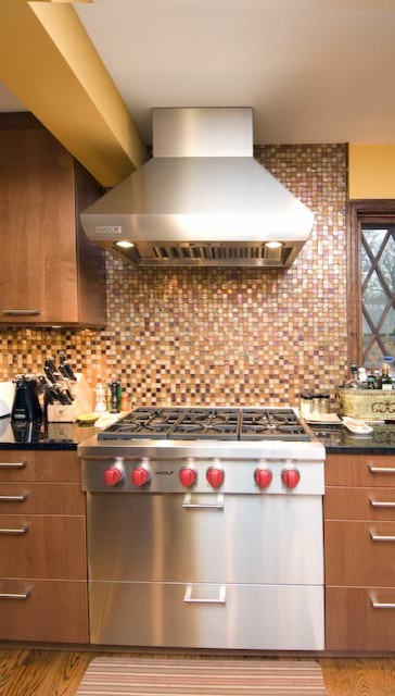 Example of a transitional kitchen design in Chicago