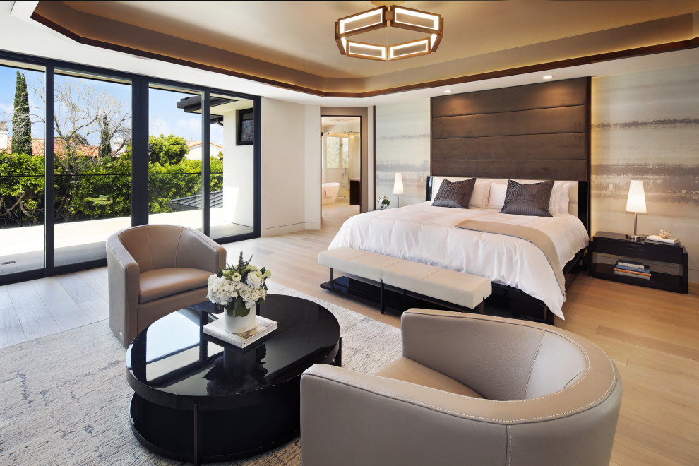 Großes Eklektisches Hauptschlafzimmer mit weißer Wandfarbe, hellem Holzboden, beigem Boden, eingelassener Decke und Tapetenwänden in Los Angeles