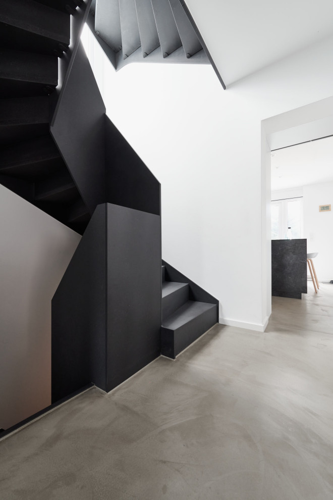 Черная лестница в проеме с окном