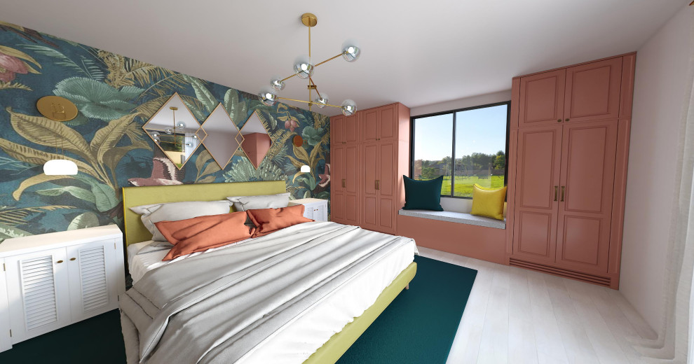 Modelo de dormitorio principal ecléctico de tamaño medio sin chimenea con paredes multicolor, suelo beige, papel pintado y suelo de madera clara