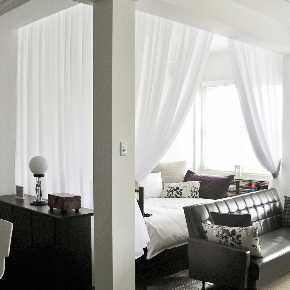 На фото: маленькая изолированная гостиная комната в стиле модернизм с белыми стенами, темным паркетным полом и черным полом для на участке и в саду с