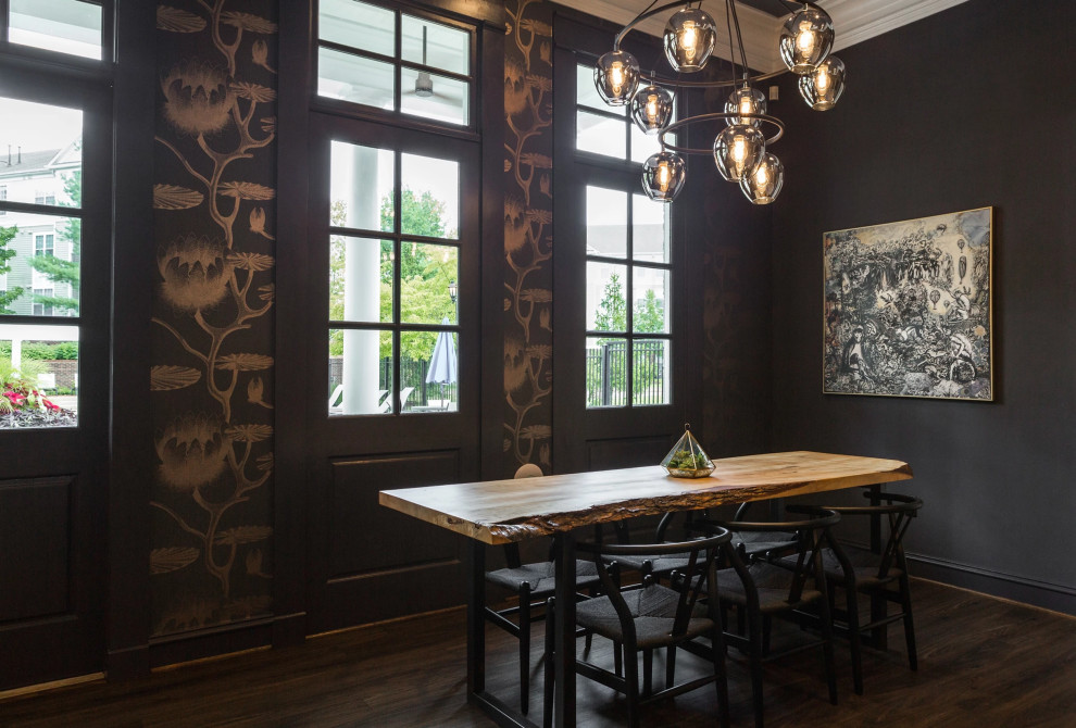 Inredning av ett stort kök med matplats, med svarta väggar, vinylgolv och brunt golv