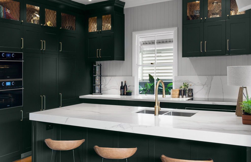 Design ideas for a traditional kitchen in Brisbane.