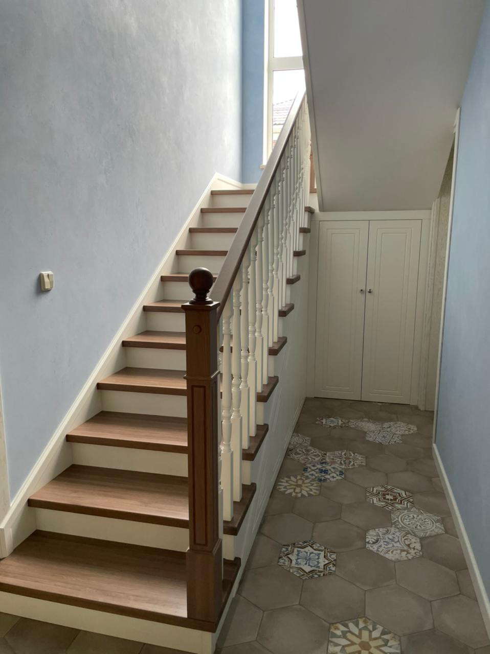 Облицовка лестинцы в классическом стиле