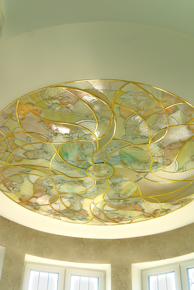 Подвесной витражный потолок в частном интерьере.