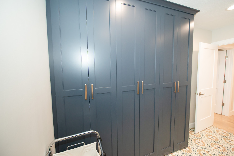 Foto de lavadero clásico renovado de tamaño medio con armarios estilo shaker y puertas de armario azules