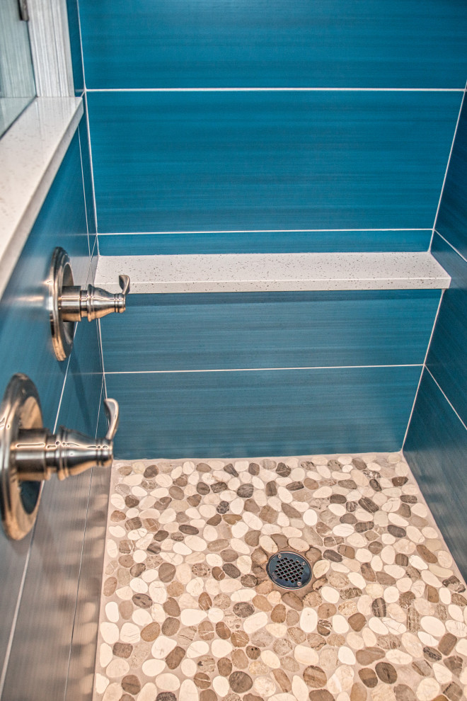 Idee per una stanza da bagno padronale stile marino di medie dimensioni con doccia alcova, piastrelle blu, piastrelle in gres porcellanato, pavimento con piastrelle di ciottoli, top in quarzo composito, pavimento beige, doccia aperta e panca da doccia