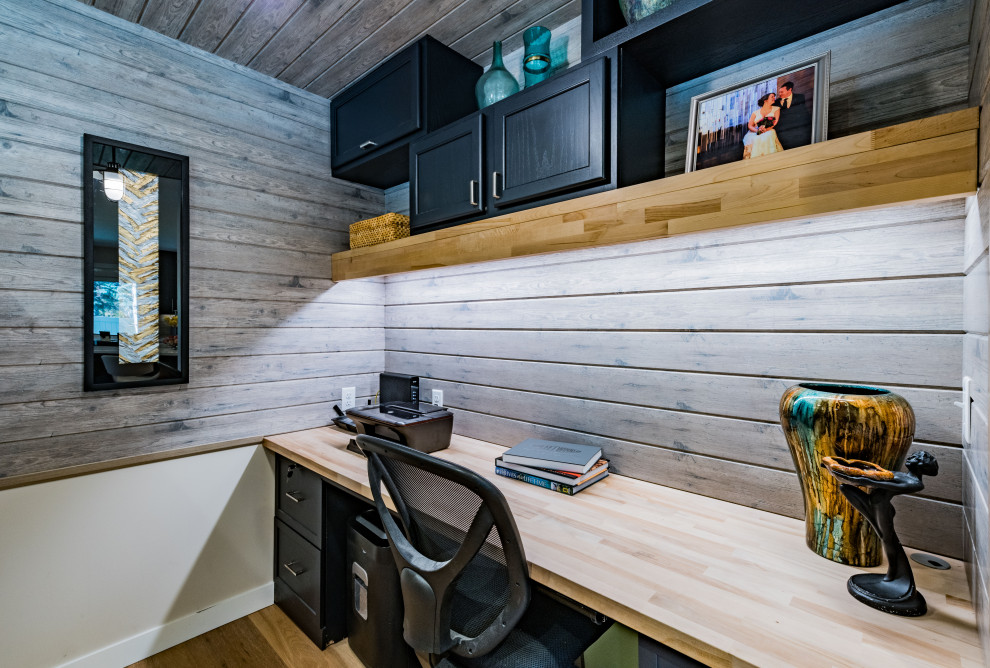 На фото: маленький кабинет в стиле модернизм с серыми стенами, полом из винила, встроенным рабочим столом, бежевым полом и деревянным потолком для на участке и в саду с