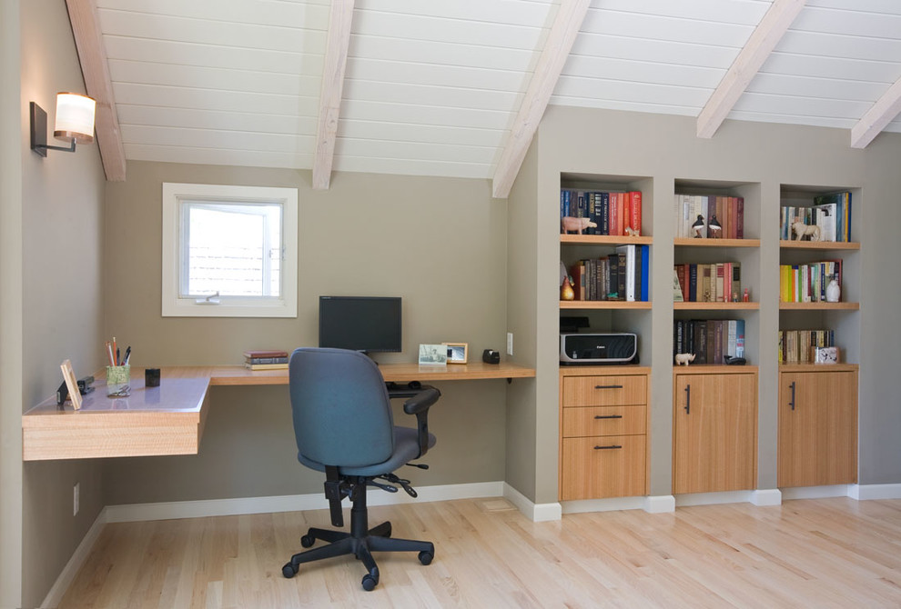 Design ideas for a traditional home office in San Francisco.
