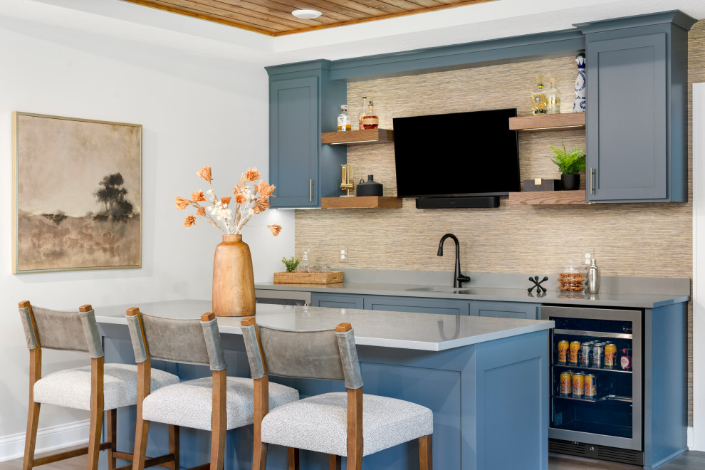 Example of a transitional home bar design in Minneapolis