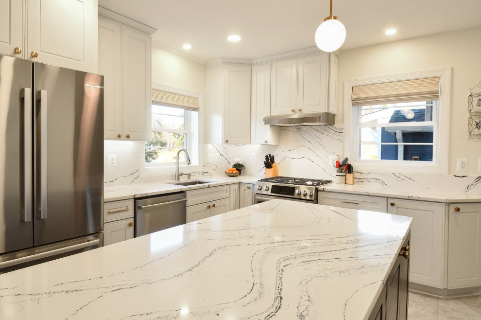 Idee per un'ampia cucina tradizionale con ante con riquadro incassato, top in quarzo composito, paraspruzzi multicolore, paraspruzzi in quarzo composito, elettrodomestici in acciaio inossidabile e top multicolore
