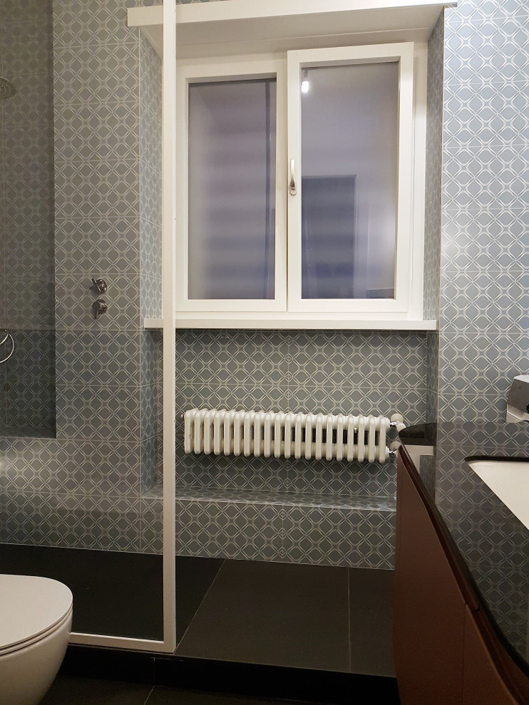 Esempio di una stanza da bagno design di medie dimensioni con ante lisce, ante rosse, doccia a filo pavimento, WC a due pezzi, piastrelle beige, piastrelle in ceramica, pareti bianche, pavimento in gres porcellanato, lavabo a bacinella, top in vetro, pavimento nero, top nero, nicchia, un lavabo e mobile bagno sospeso