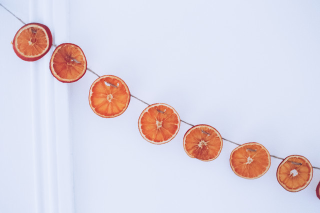 Gör det själv: Julgirlang av väldoftande torkade apelsiner