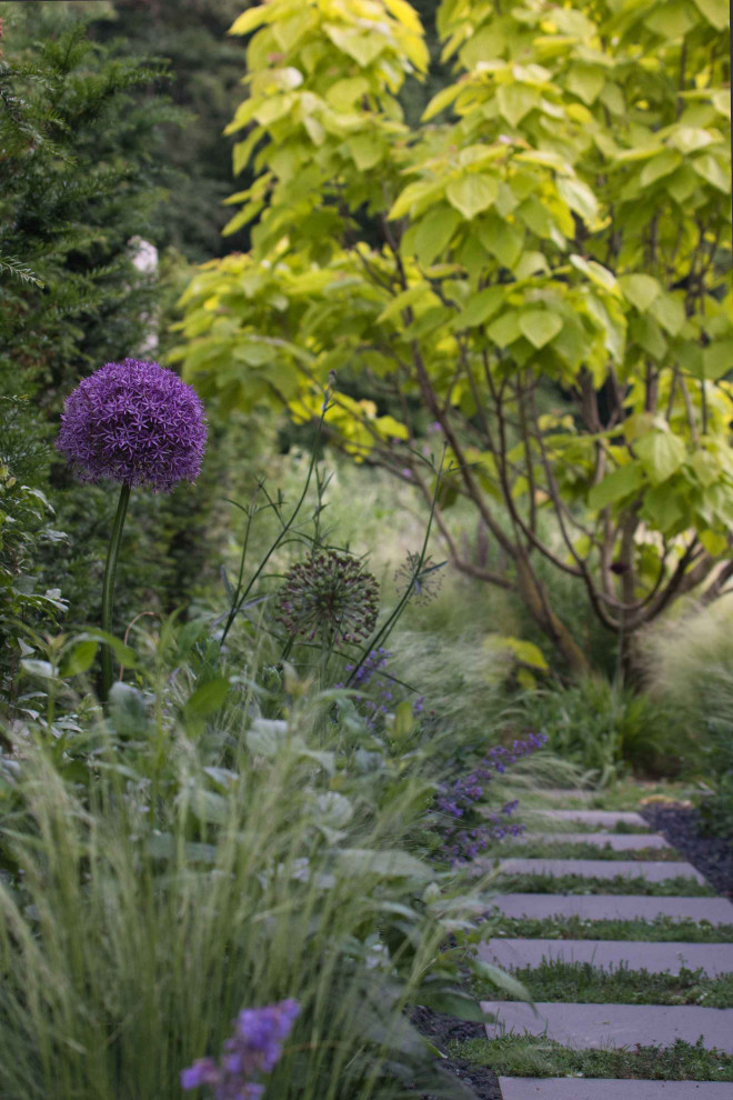 他の地域にある中くらいな北欧スタイルのおしゃれな庭の写真