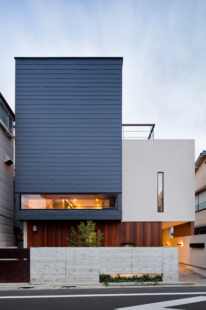 中庭のある3階建て二世帯住宅 contemporaneo-fachada