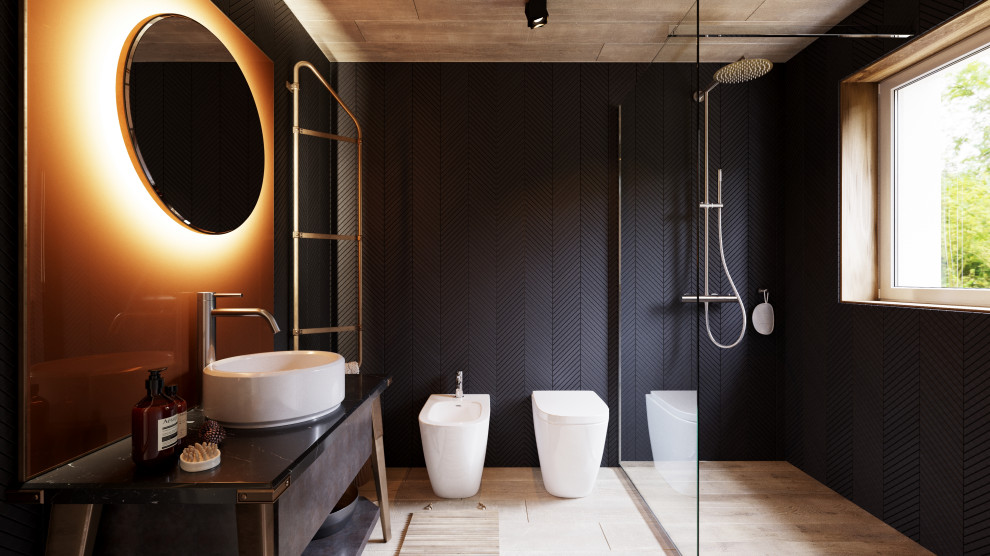 Стильный дизайн: большая ванная комната в стиле лофт с черными фасадами, душем без бортиков, раздельным унитазом, черной плиткой, керамогранитной плиткой, черными стенами, светлым паркетным полом, душевой кабиной, настольной раковиной, мраморной столешницей, открытым душем, черной столешницей, тумбой под одну раковину, напольной тумбой и деревянным потолком - последний тренд