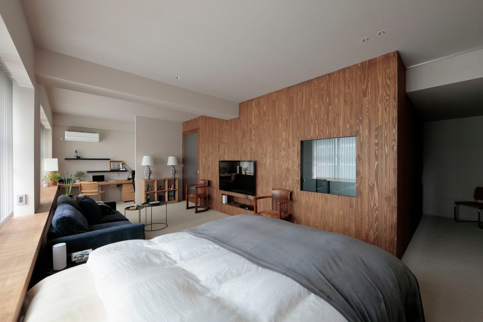 Mittelgroßes Modernes Hauptschlafzimmer mit brauner Wandfarbe, Laminat, grauem Boden, Tapetendecke und vertäfelten Wänden in Tokio
