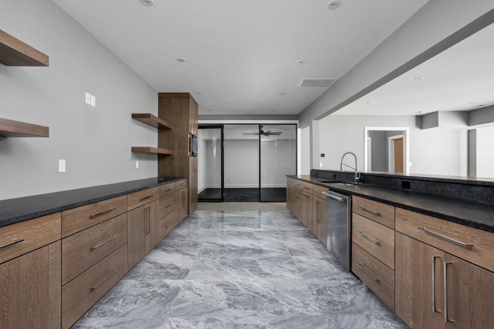 Diseño de sótano con puerta moderno extra grande con bar en casa, paredes grises, moqueta y suelo gris