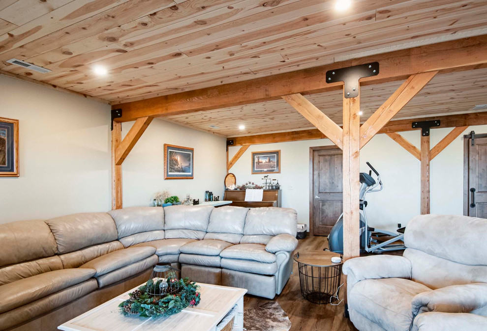 Réalisation d'un sous-sol chalet donnant sur l'extérieur et de taille moyenne avec un mur beige, un sol en bois brun, un sol marron et un plafond en lambris de bois.