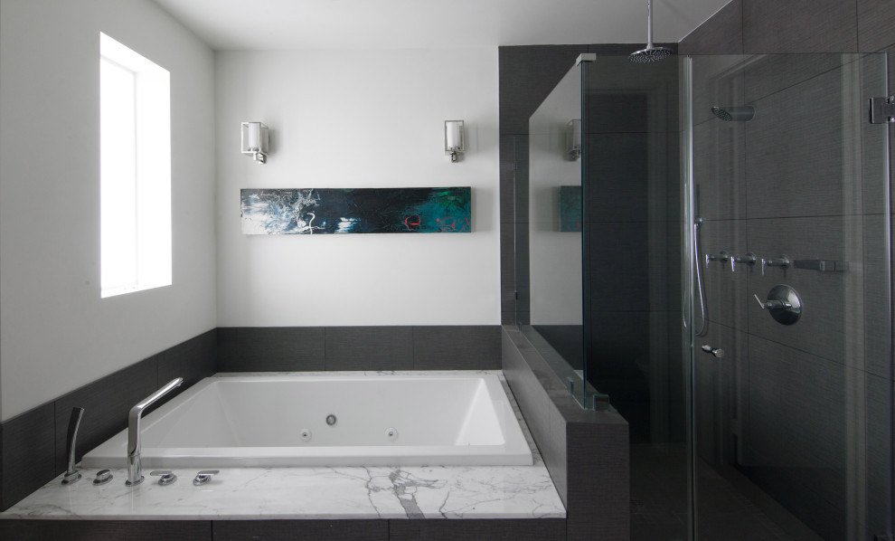 Exempel på ett mellanstort modernt vit vitt en-suite badrum, med ett platsbyggt badkar, en hörndusch, grå kakel, porslinskakel, vita väggar, klinkergolv i porslin, ett undermonterad handfat, marmorbänkskiva, beiget golv och dusch med gångjärnsdörr