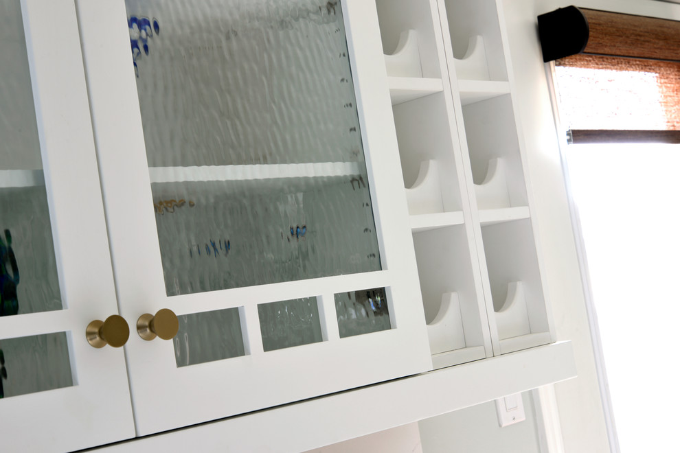 Transitional kitchen photo in Toronto