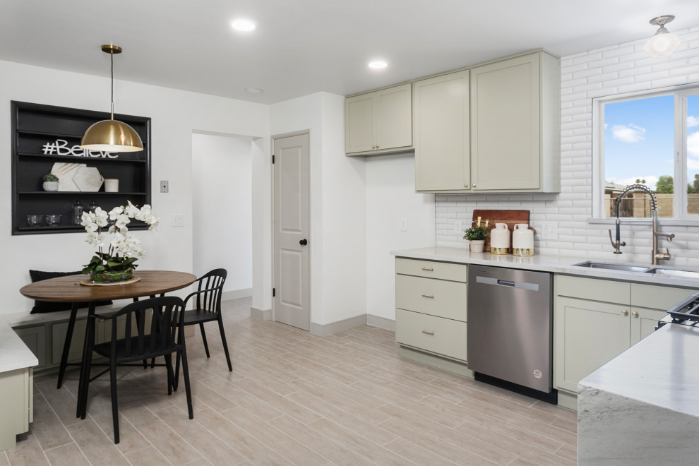 Kitchen - transitional kitchen idea in Phoenix