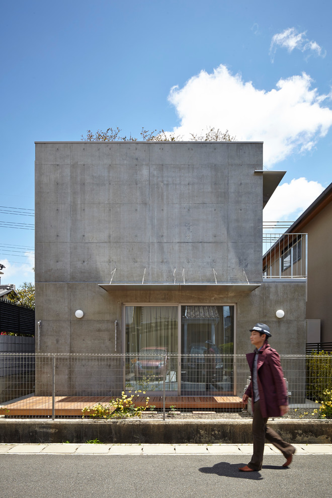 京都にあるコンテンポラリースタイルのおしゃれな二階建ての家 (コンクリートサイディング) の写真