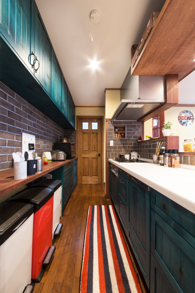 Idee per una cucina parallela american style con ante verdi, 2 o più isole, pavimento marrone e soffitto in carta da parati