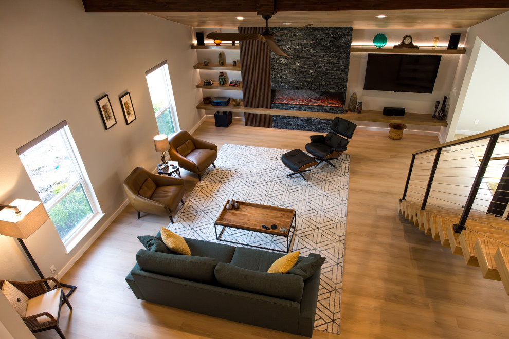 Exemple d'une grande salle de séjour rétro ouverte avec un mur gris, un sol en vinyl, une cheminée ribbon, un manteau de cheminée en pierre de parement, un téléviseur fixé au mur, un sol beige et un plafond en bois.