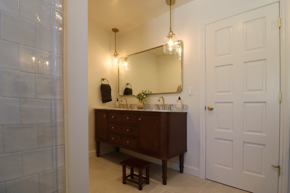 Transitional home design photo in Los Angeles