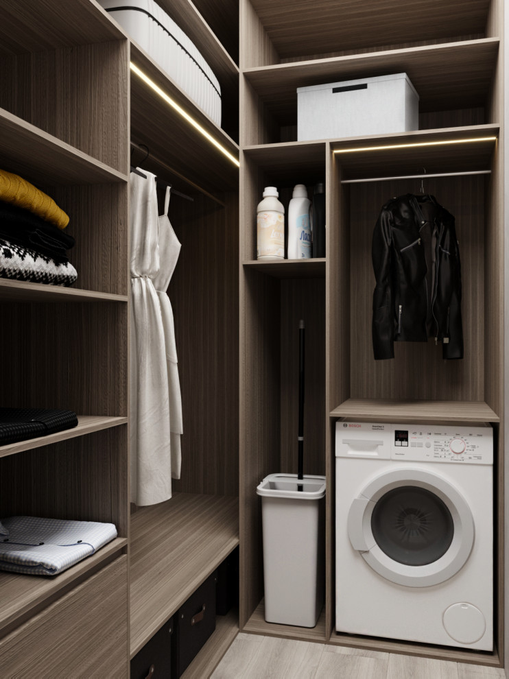 Ejemplo de armario vestidor unisex moderno pequeño con armarios abiertos, suelo de madera clara y suelo beige