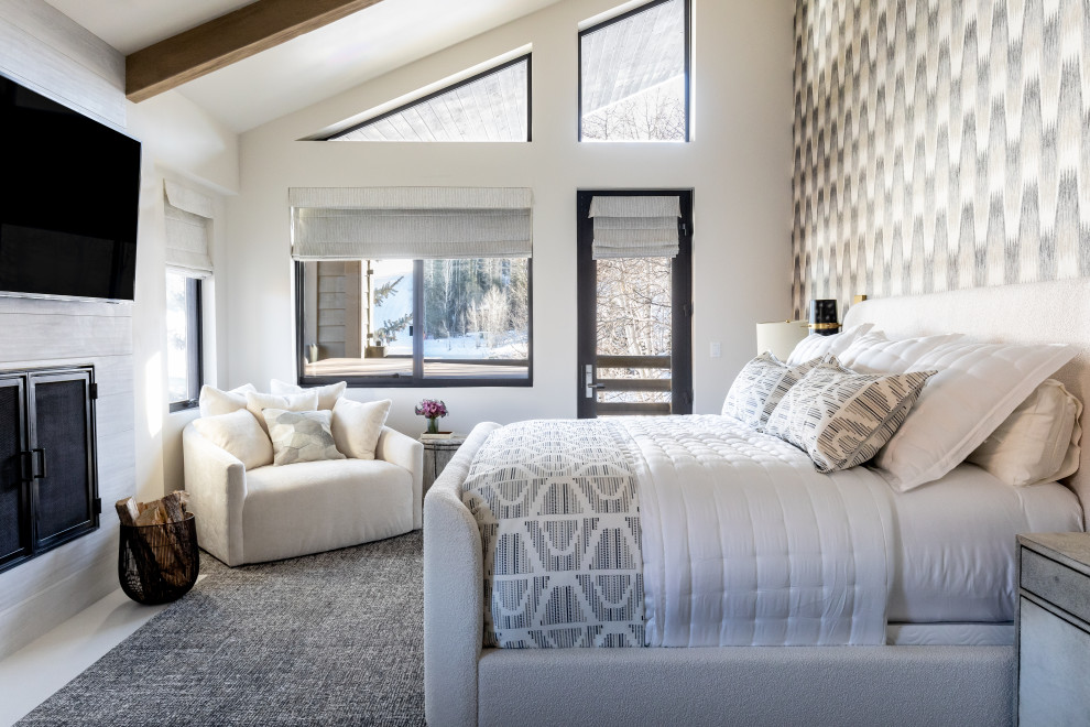 Exemple d'une chambre tendance avec un mur blanc, une cheminée standard, un sol blanc, poutres apparentes, un plafond voûté et du papier peint.