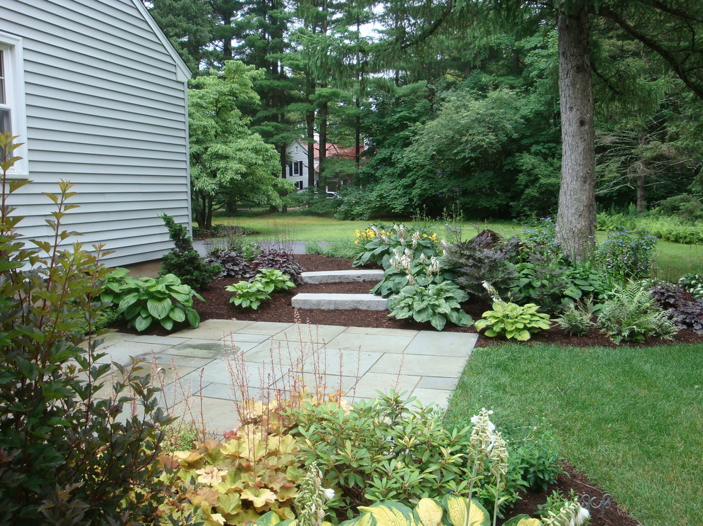 Inspiration for a mid-sized traditional backyard shaded formal garden in Bridgeport with natural stone pavers.