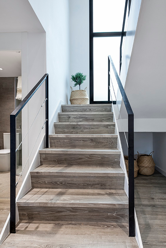 Mid-sized scandinavian wood u-shaped staircase in Barcelona with wood risers.