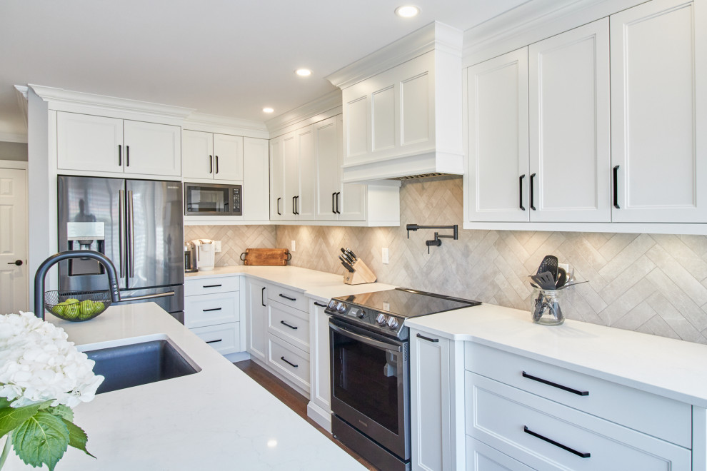 Transitional kitchen photo in Toronto