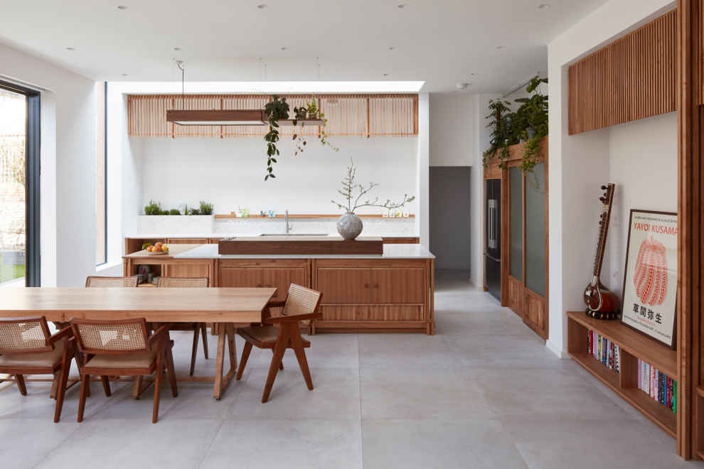 Idéer för stora minimalistiska matplatser med öppen planlösning, med vita väggar, klinkergolv i porslin och grått golv