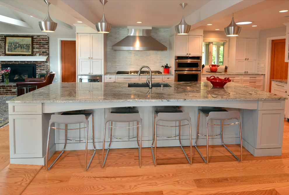 Transitional kitchen photo in Seattle