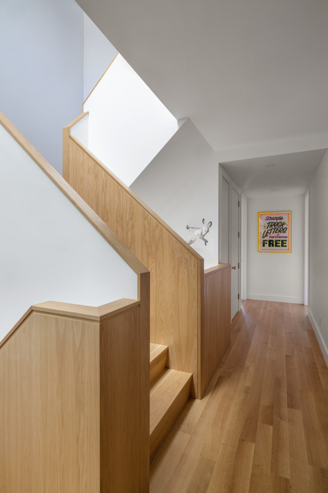 Diseño de recibidores y pasillos minimalistas con suelo de madera clara