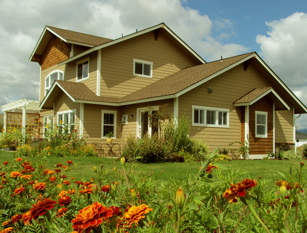 Inspiration for a traditional split-level brown exterior in Seattle with vinyl siding.