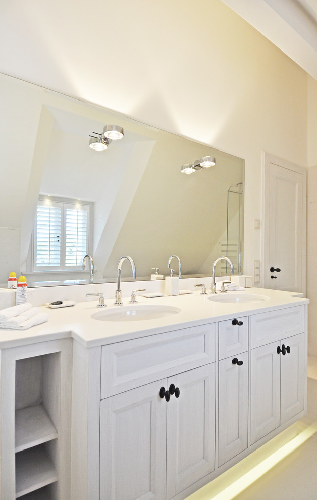 Großes Maritimes Badezimmer in Sonstige