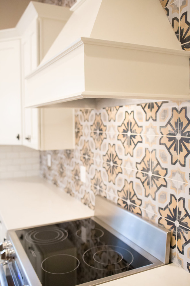 Inspiration for a mid-sized transitional u-shaped dark wood floor enclosed kitchen remodel in Phoenix with an undermount sink, shaker cabinets, white cabinets, quartz countertops, multicolored backsplash, porcelain backsplash, stainless steel appliances and an island