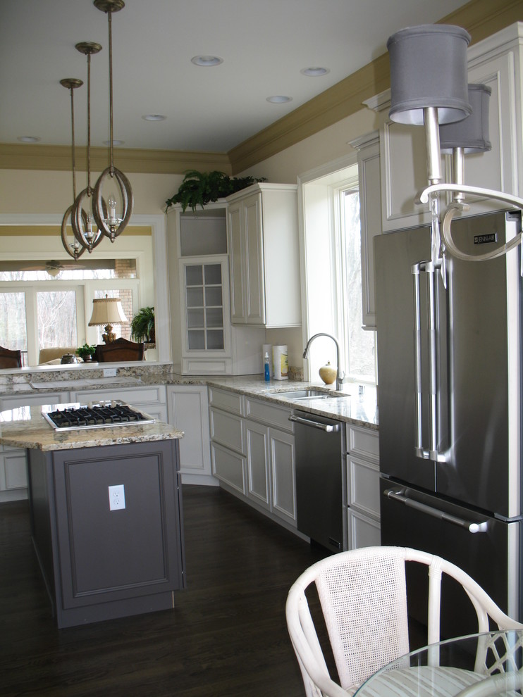 Kitchen - transitional kitchen idea in Cincinnati