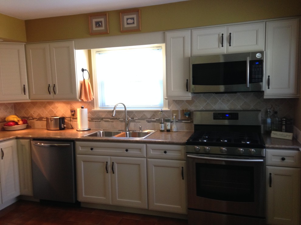 Home design - mid-sized transitional home design idea