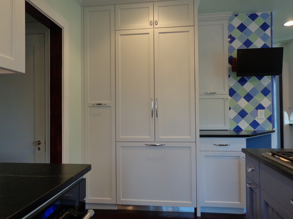 Kitchen - transitional kitchen idea in Raleigh
