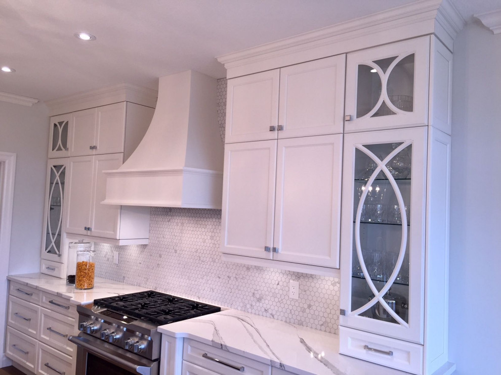 Mid-sized transitional home design photo