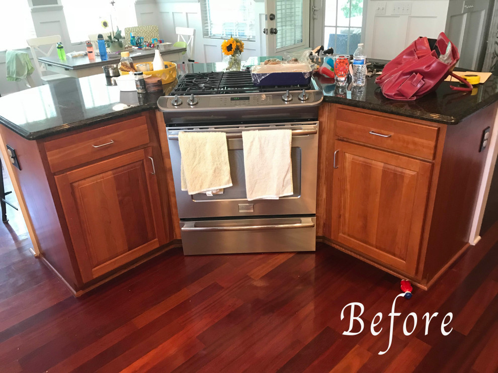 Kitchen - transitional kitchen idea with an island