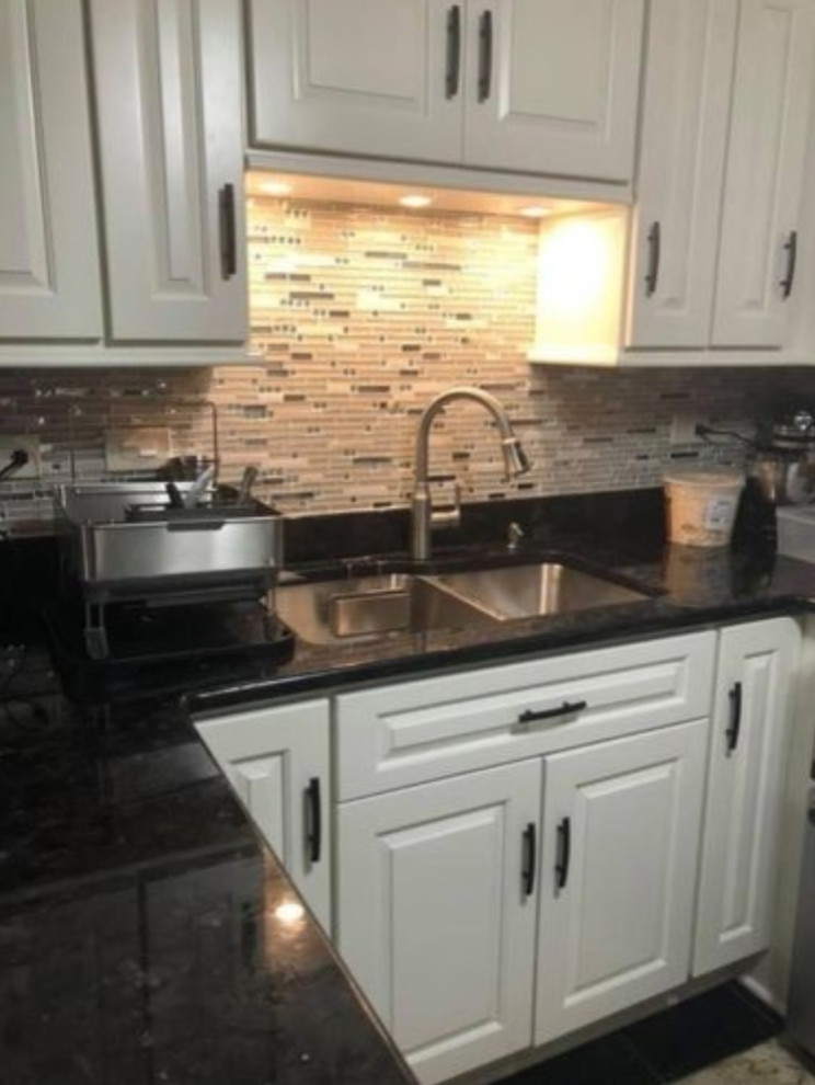 Kitchen - transitional kitchen idea