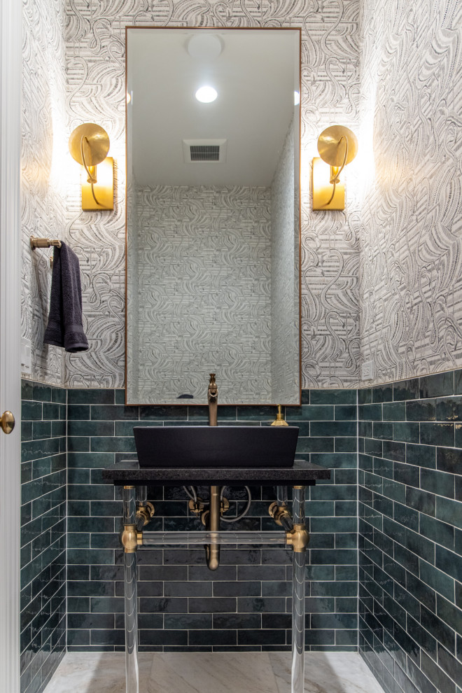 ソルトレイクシティにあるトランジショナルスタイルのおしゃれなトイレ・洗面所の写真